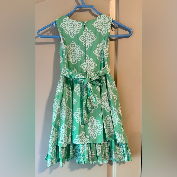 Counting
Daisies Elegant Green Kids Dress with White Pattern - Picture 4 of 11